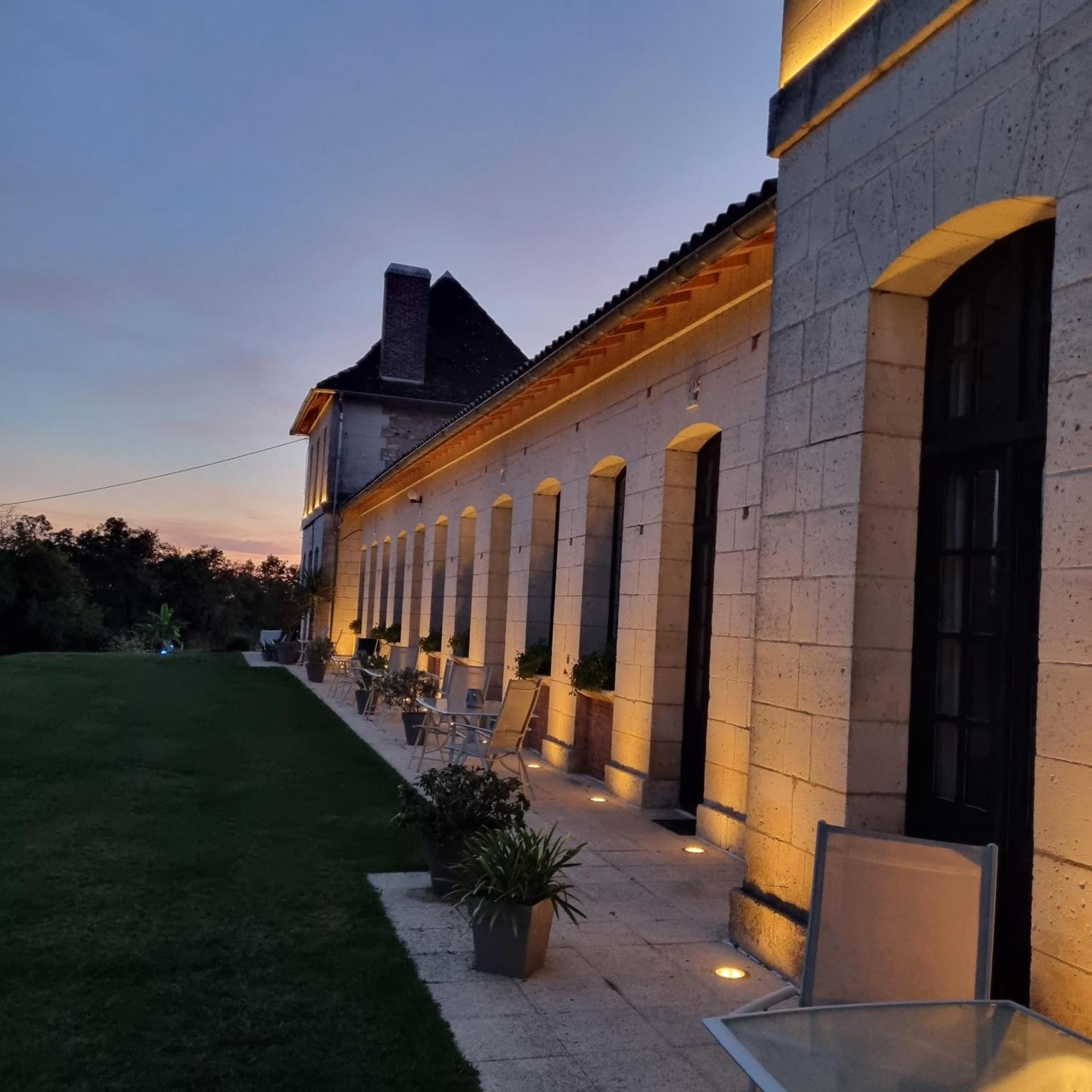 Chateau Neuf Le Desert Le Pizou Exterior foto