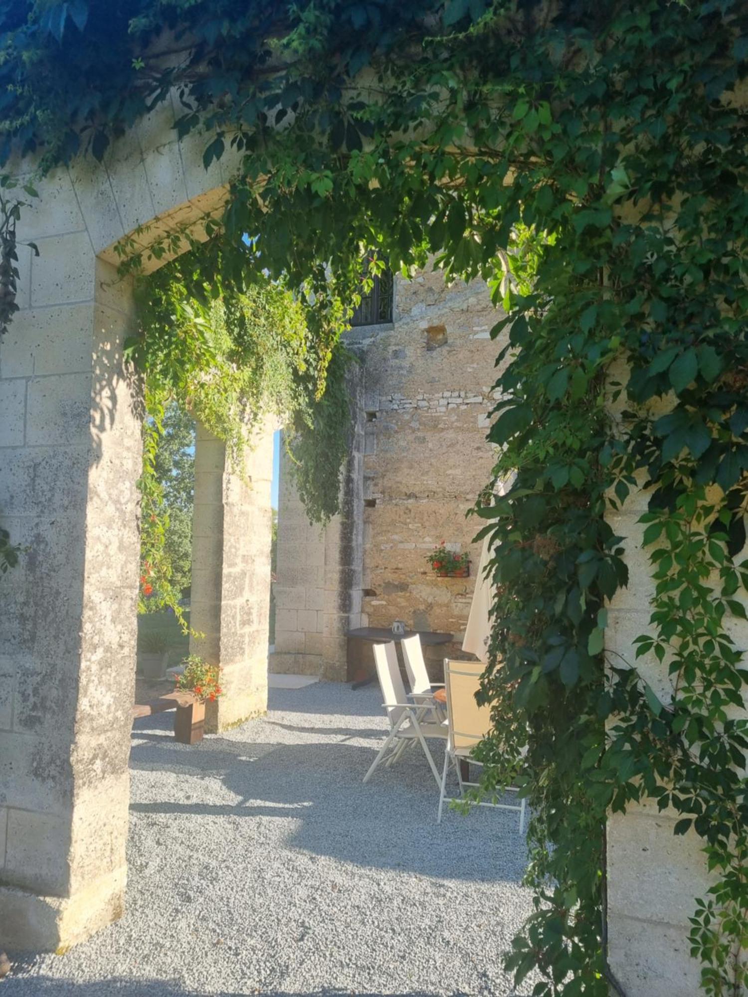 Chateau Neuf Le Desert Le Pizou Exterior foto
